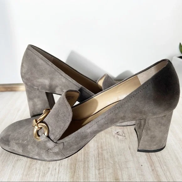 ✖️SOLD✖️•ANN TAYLOR• Gray Suede Cordelia Pumps w/Chain Detail - Picture 7 of 13